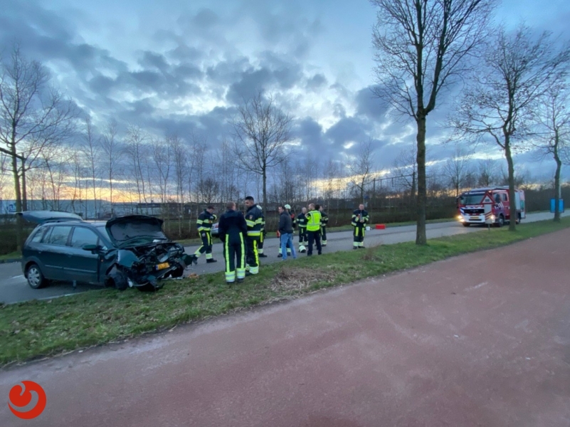 Twee gewonden bij forse aanrijding - HEERENVEEN – Bij een forse aanrijding op de Industrieweg zijn dinsdagmiddag twee personen gewond geraakt. Even na half zes klapten... -..