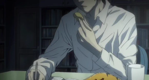 @DariFura デスノートを書きながら食べるのは？ 