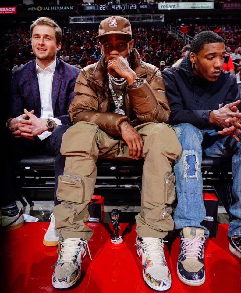 uptod4te's tweet photo. NBAヒューストン・ロケッツの応援に駆け付けたTravis Scott。足元には幻の名作スニーカーNike Dunk Low SB "Paris"を着用
詳しくは記事をチェック↓
https://t.co/rKjjqCFmMM
TOP
https://t.co/CkDigw3Bid https://t.co/oC1gnSlEso