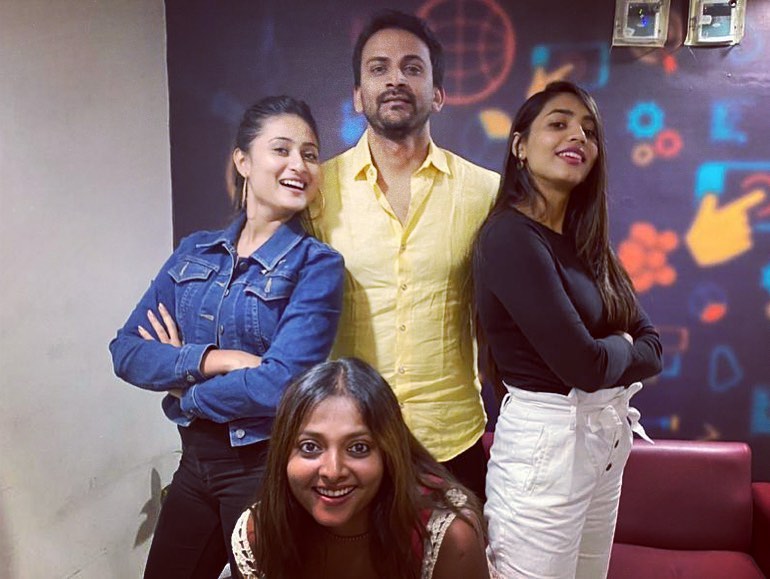 amrutha_iyengar's tweet photo. Seena with his girls ❤️🙈 Team PMT 
#promotins #3musketeers #seenaandhisladies #popcornmonkeytiger🍿🐒🐯 https://t.co/ckTnxcvIFW