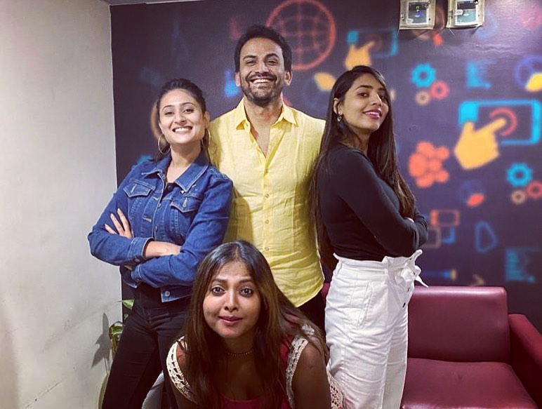amrutha_iyengar's tweet photo. Seena with his girls ❤️🙈 Team PMT 
#promotins #3musketeers #seenaandhisladies #popcornmonkeytiger🍿🐒🐯 https://t.co/ckTnxcvIFW