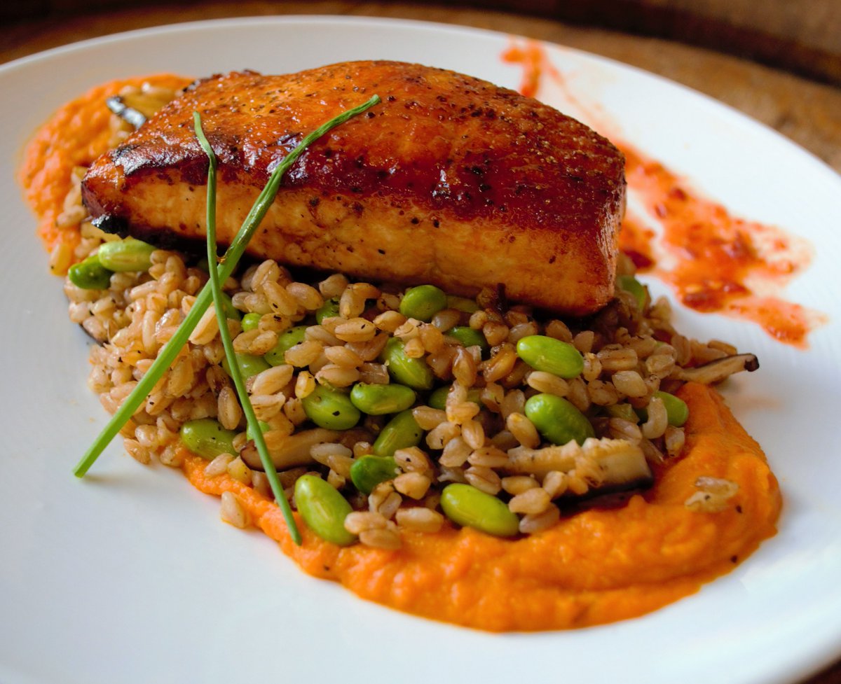 On a mission for some Miso, better yet Miso Salmon🍽️ paired with Farro / Shiitake Mushrooms / Edamame / Carrot Miso Ginger Purée🥕
