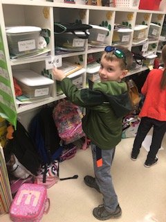 MrsJenJones1's tweet photo. Going on a vowel hunt in 1st grade! Using spoons to locate oo words! @Enrightphes @phescougars https://t.co/XcB7gb1uP0