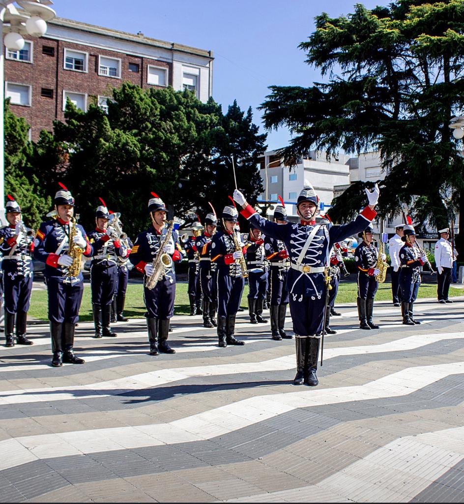 Luegger's tweet photo. Hoy rendimos homenaje en nuestra plaza de Principal de Azul ,al pie de su monumento ,al padre de la Patria , Gral.  Jose de San Martín en el 242 aniversario de su nacimiento. https://t.co/VOPZOeKnHJ