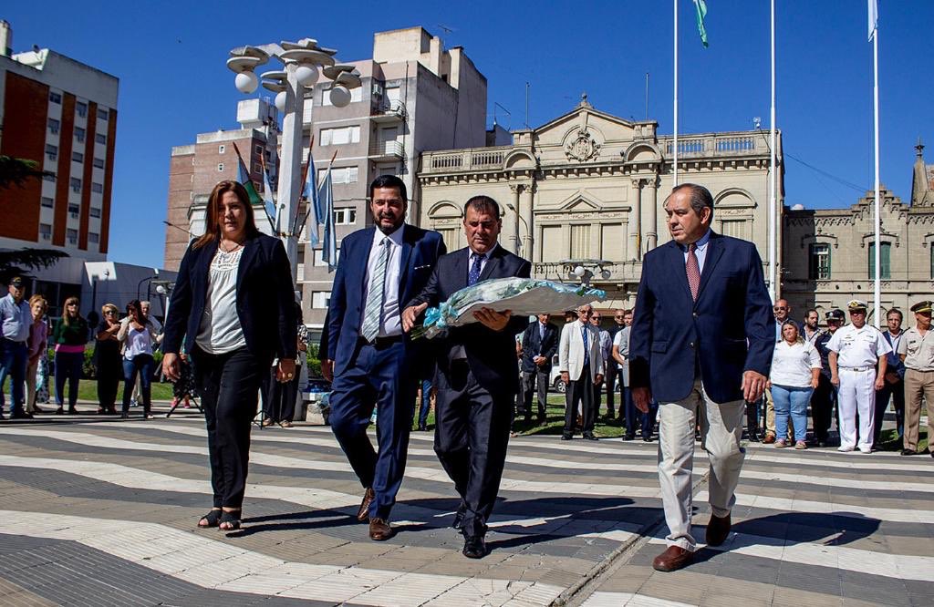 Luegger's tweet photo. Hoy rendimos homenaje en nuestra plaza de Principal de Azul ,al pie de su monumento ,al padre de la Patria , Gral.  Jose de San Martín en el 242 aniversario de su nacimiento. https://t.co/VOPZOeKnHJ