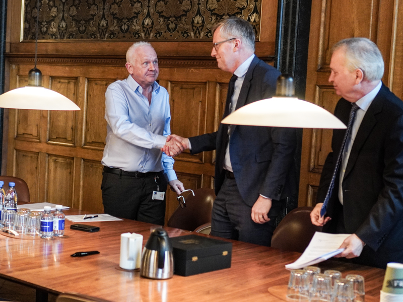 LauritsRoenn's tweet photo. Fleksibilitetsforbedringer for arbejdsgiverne og en aftale om oprettelse af et videnscenter for digital handel og bæredygtighed. @DanskErhverv og @HKHANDEL har indgået #ok20 for mere end 150.000 butiksansatte. https://t.co/HfFptpZcWV #dkbiz https://t.co/0iTXbBTJcL