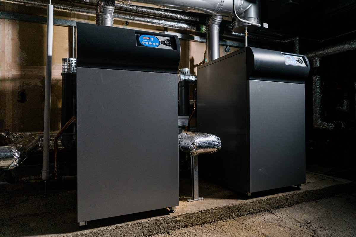 idealcommercial's tweet photo. Scott Hymus from @sterlinginstall said: “The project was really interesting for us as a company, due to the logistical issues of actually being able to get the old boilers out of the loft plant room and getting the new boilers in.”

More here: https://t.co/MqtQl5E6ft https://t.co/FkPLijorXr