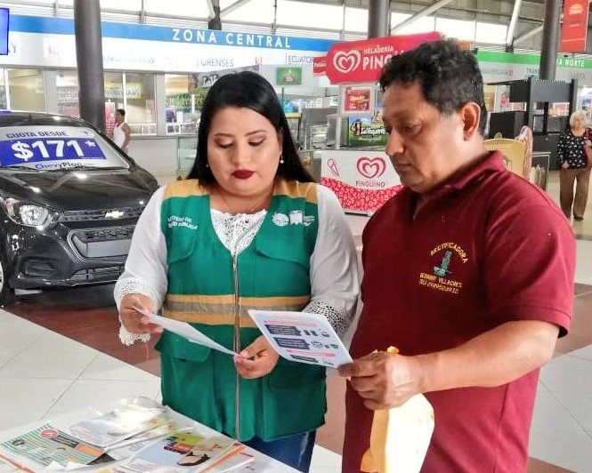 Salud_Loja's tweet photo. #Distrito07D06 | En la terminal terrestre del cantón #SantaRosa, la técnica de atención primaria en salud imparte medidas de prevención por enfermedades respiratorias, vectoriales y #Coronavirus https://t.co/b3wG0MKkkc