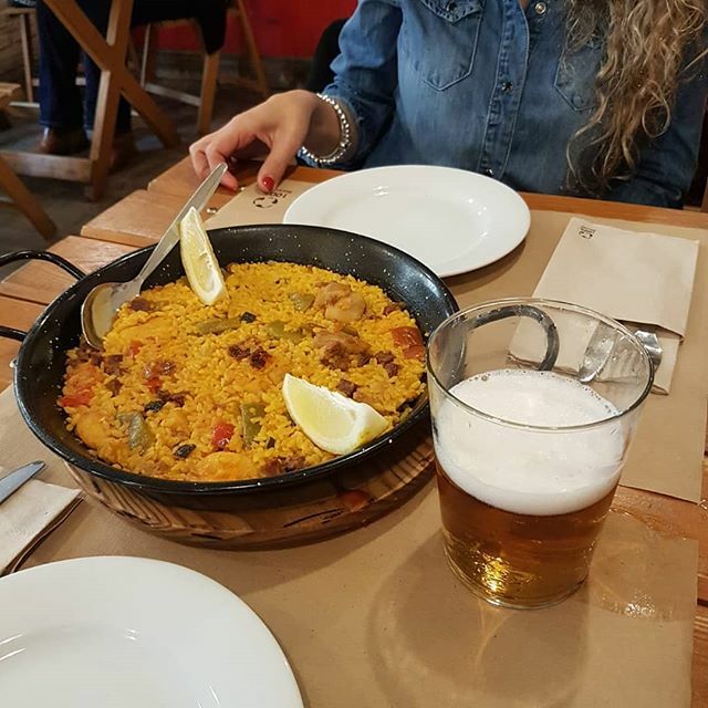 ¿Antojo de paella? 🥘😍 En nuestra Taberna de C/ Granada (Sevilla) tenemos una carta sólo de arroces. 
Esta que veís es la especial ibérica, bien acompañada de una cerveza en vaso de sidra, ideal para compartir en pareja 🍺😉 #paella #paellaespañola #arr… ift.tt/391ivMP