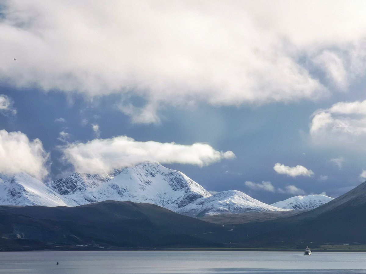 RaasayHouse's tweet photo. What a backdrop our ferry the Hallaig has today. 😍
#raasayisland #isleofraasay #raasay #cuillins #snowymountains #snow #scottishhighlands #scottishislands #scottishweather #shipsofcalmac #hallaig @visitscotland https://t.co/fYFUqNMFyz