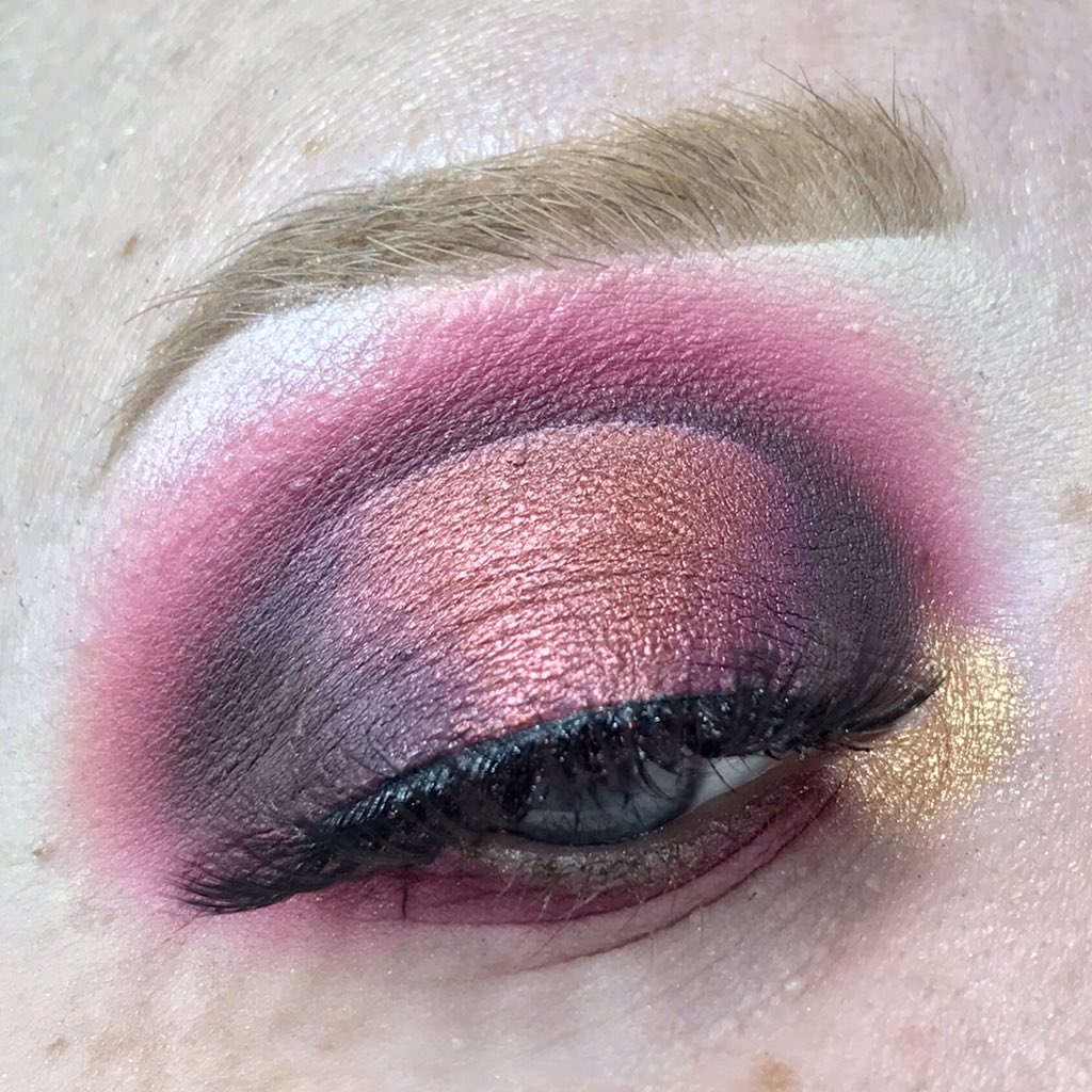 wonderstruckmua's tweet photo. Chocolate and Merlot
🍷 Shadows: @YaassGlitters_ Autumn Nights palette (use code SARAH)
🍫 Lashes: Yaass Glitters “Cheeky”
•
https://t.co/ND5Yufvt5H
•
#makeupartist #eyeshadow #makeupvideo #makeupoftwitter #mua #makeupJunkie #makeuplover #EyeshadowPalettes https://t.co/mSgVzr78qK