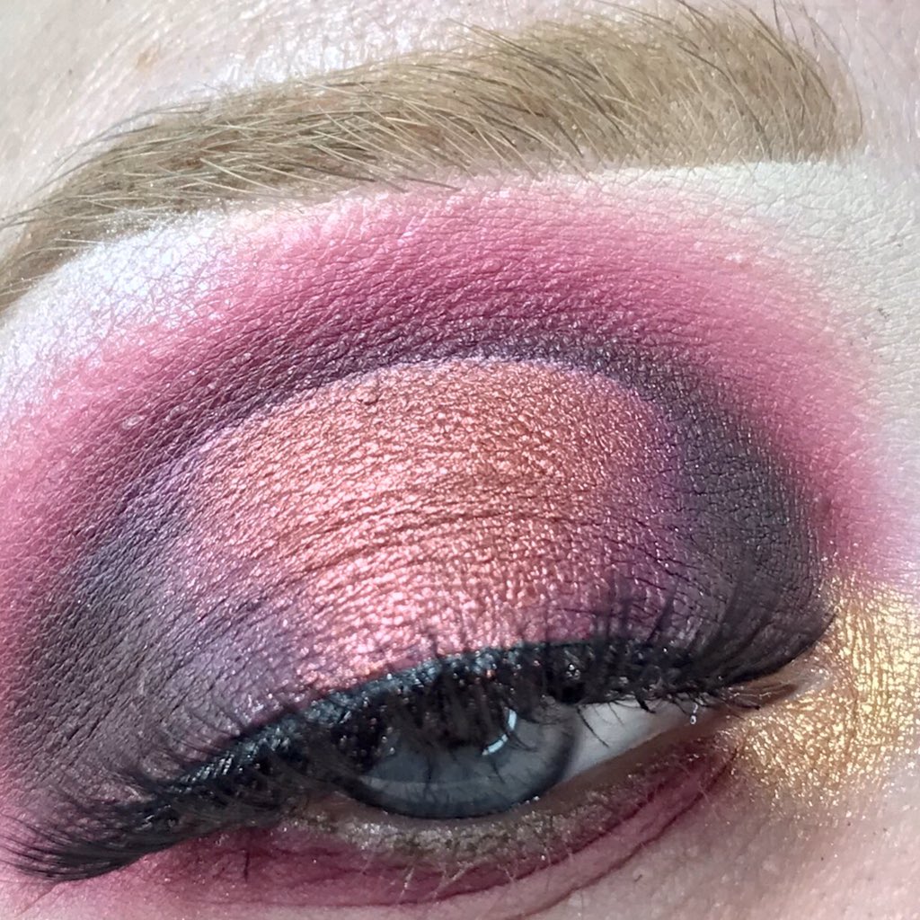wonderstruckmua's tweet photo. Chocolate and Merlot
🍷 Shadows: @YaassGlitters_ Autumn Nights palette (use code SARAH)
🍫 Lashes: Yaass Glitters “Cheeky”
•
https://t.co/ND5Yufvt5H
•
#makeupartist #eyeshadow #makeupvideo #makeupoftwitter #mua #makeupJunkie #makeuplover #EyeshadowPalettes https://t.co/mSgVzr78qK