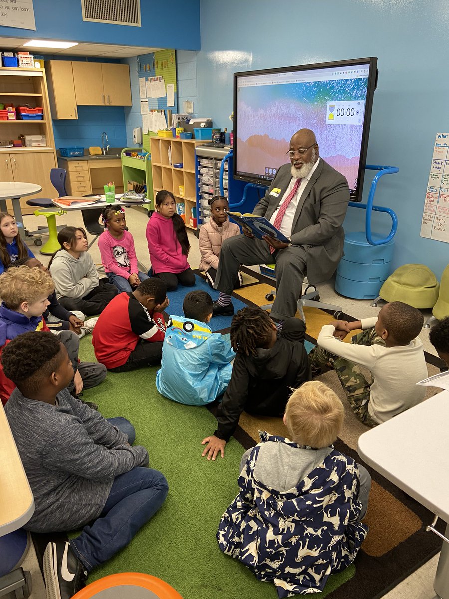 jessica_collins's tweet photo. #Studio112 had a wonderful time reading Before She Was Harriet with @jbforcommish What great conversations with our students! #nhcschat #soaringeagles https://t.co/m6jU9ygxdU