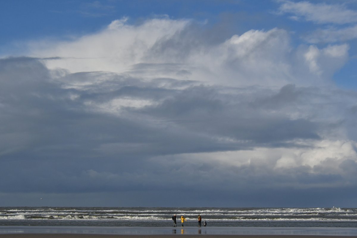 SytseSchoustra's tweet photo. #Cumulonimbus, #aambeeld #buien #Terschelling https://t.co/PHvhHfmZyK