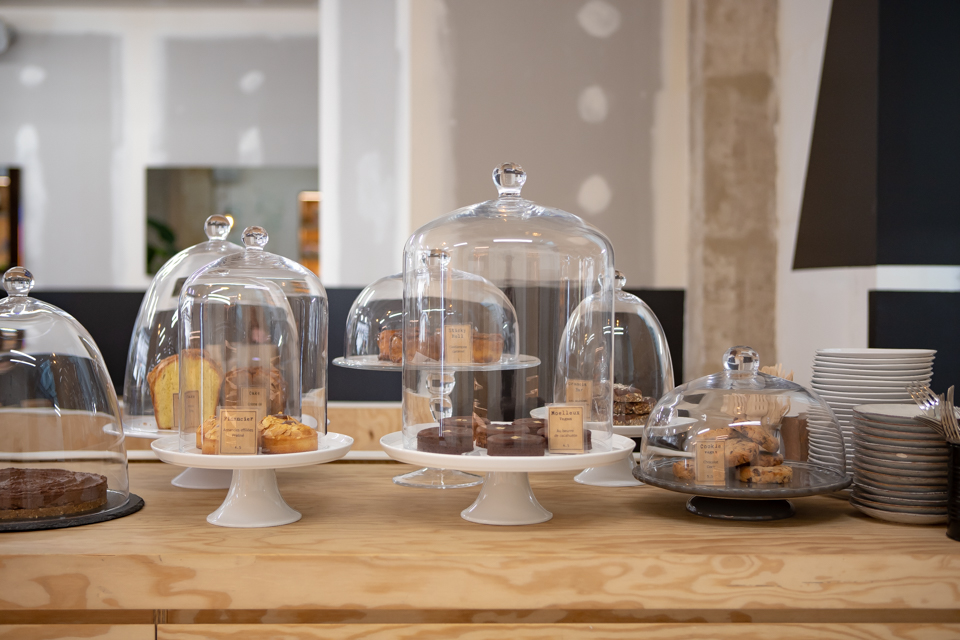 Enfin un bon ET grand Coffee-Shop à Paris qui propose plein de bonnes choses et des ateliers pour apprendre à reproduire chez soi un bon café et de sublimes pâtisseries luckymiam.com/back-in-black-… <a href="/foudepatisserie/">Fou de Patisserie</a> <a href="/wecandoofr/">Wecandoo</a>  #BackInBlack backinblack #coffeeshopparis