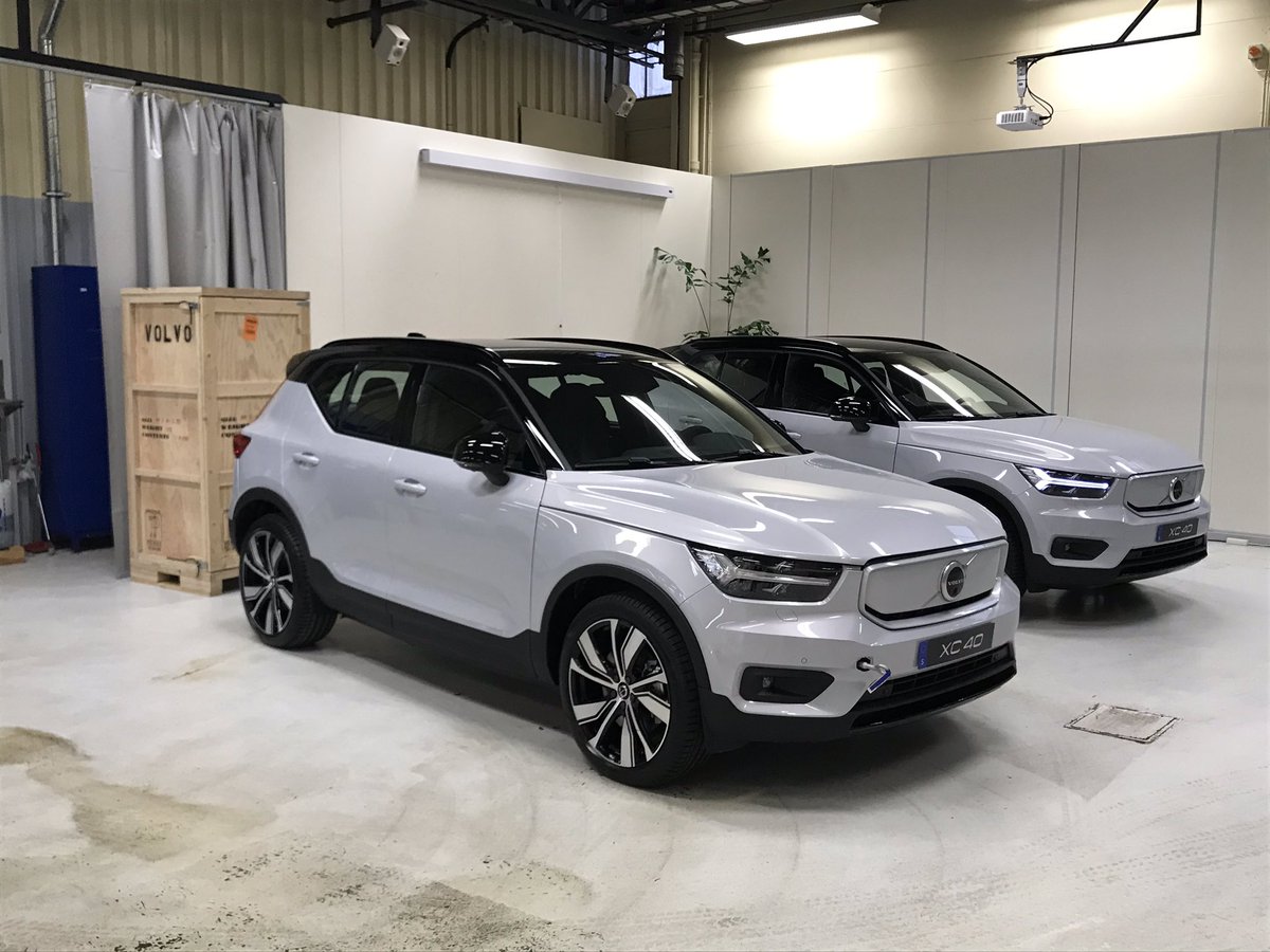 RolandTameling's tweet photo. Klaar voor introductie op de Nederlandse wegen: de compleet elektrische @VolvoCarNL #XC40 #P8Recharge. 408 pk, 400 km range. Augustus begint de productie, najaar naar NL. #EV #hugecarguy #Volvo #BEV #Recharge https://t.co/mdxLVq4QNU