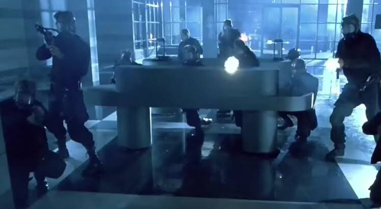 Kagaseknight ターミネーター2 のサイバーダイン社襲撃シーン エレベーターから出てきたt 800が待ち受けるswatをハンドガンで1人ずつ撃ってくとこで1人だけ アアン ってよがり声みたいな悲鳴上げて倒れるやつがいる 画像貼りましたがこのもうちょい