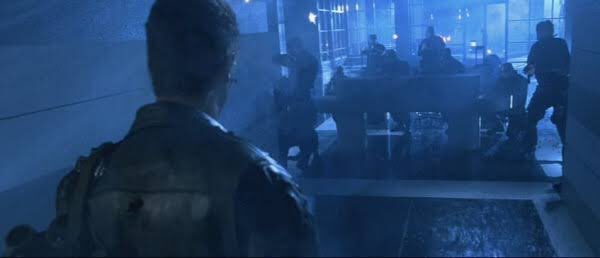 Kagaseknight ターミネーター2 のサイバーダイン社襲撃シーン エレベーターから出てきたt 800が待ち受けるswatをハンドガンで1人ずつ撃ってくとこで1人だけ アアン ってよがり声みたいな悲鳴上げて倒れるやつがいる 画像貼りましたがこのもうちょい