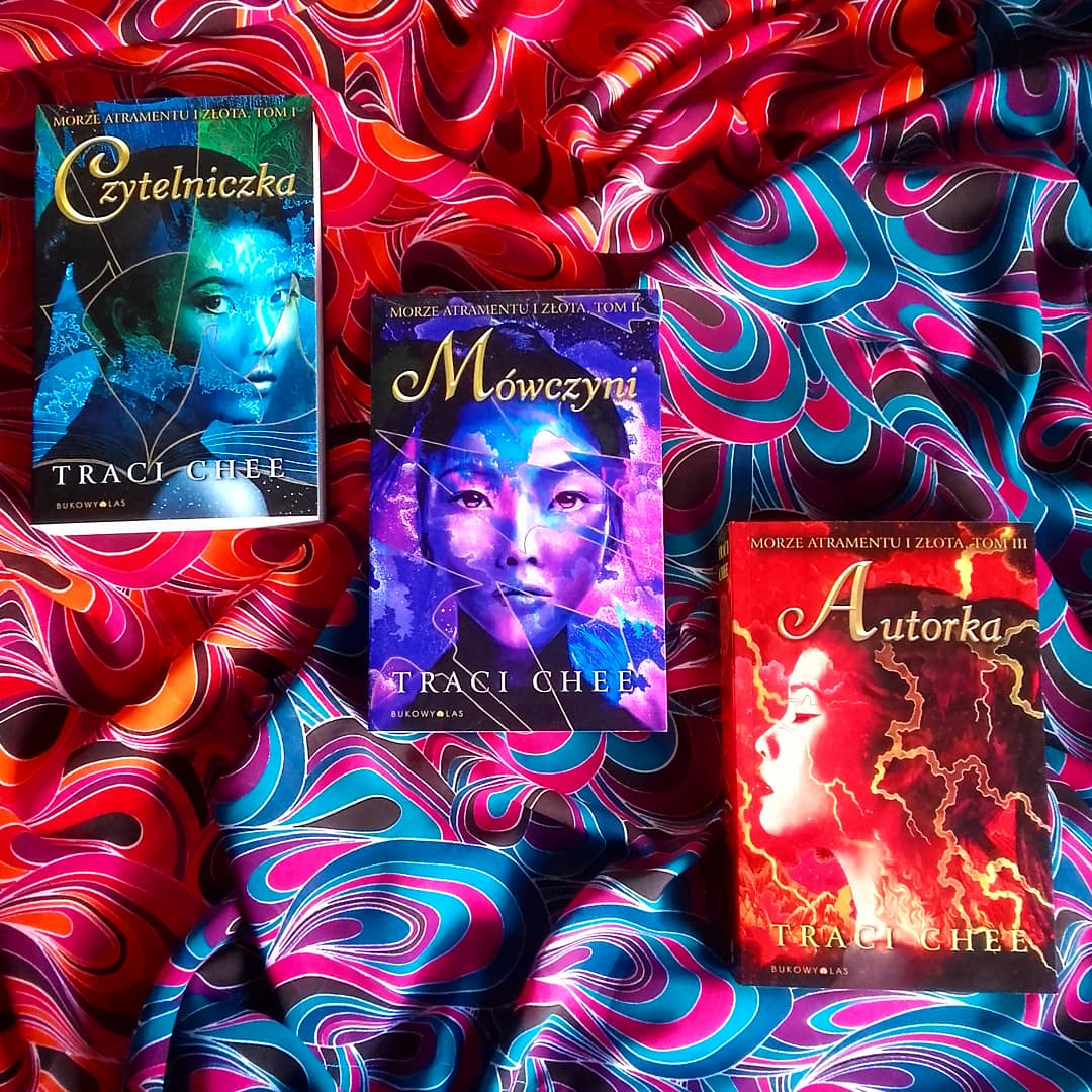 xgosia_mx's tweet photo. Cykl "Morze atramentu i złota" / Sea of Ink and Gold Series by @tracichee .
#TraciChee #Morzeatramentuizłota #Mówczyni #TraciChee #SeaofInkandGold #TheReader #TheReaderTrilogy #TheSpeaker #TheStoryteller #książka #polishedition #bookscoffeeandi #ksiazka https://t.co/i7NT9ZLbp1