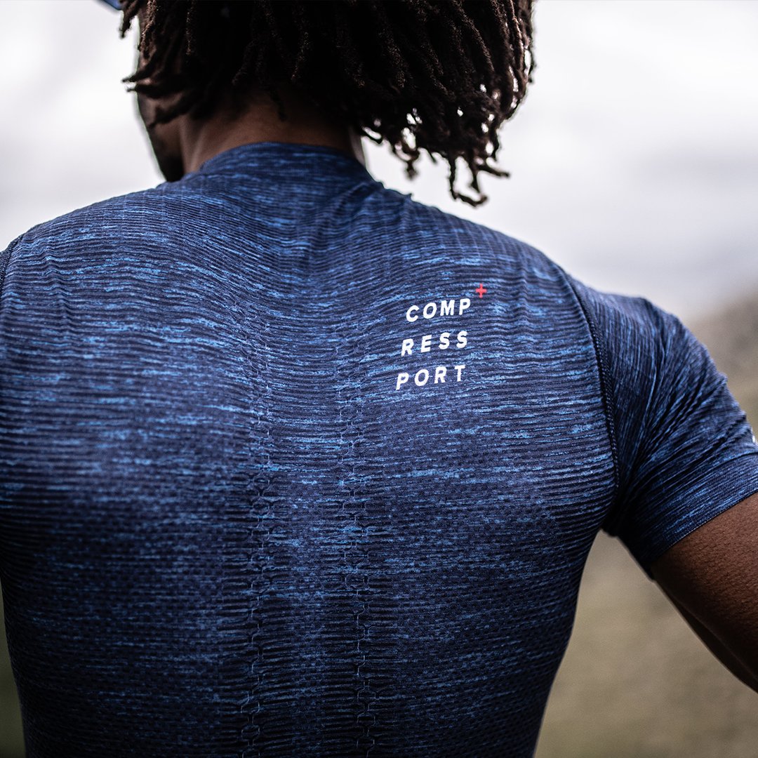 The new, lighter generation of the Trail Postural Top is designed to help you keep shoulders straight and core engaged even under fatigue. #compressport #trailrunning Discover the SS20 lookbook: bit.ly/lookbook_ss20