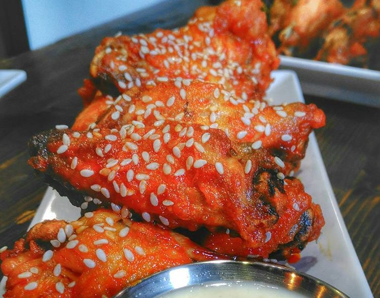 kosherinmidtown's tweet image. There&apos;s nothing like Sesame Sriracha chicken wings on a Monday. 😍@buffalo2go has the BEST Kosher wings you can find! 

Visit us or order at Kosherinmidtown.com

#sesamesrirachawings #wings #buffalo2go #kosher #kosherrestaurants #koshernyc #kosherlife #kosherinmidtown