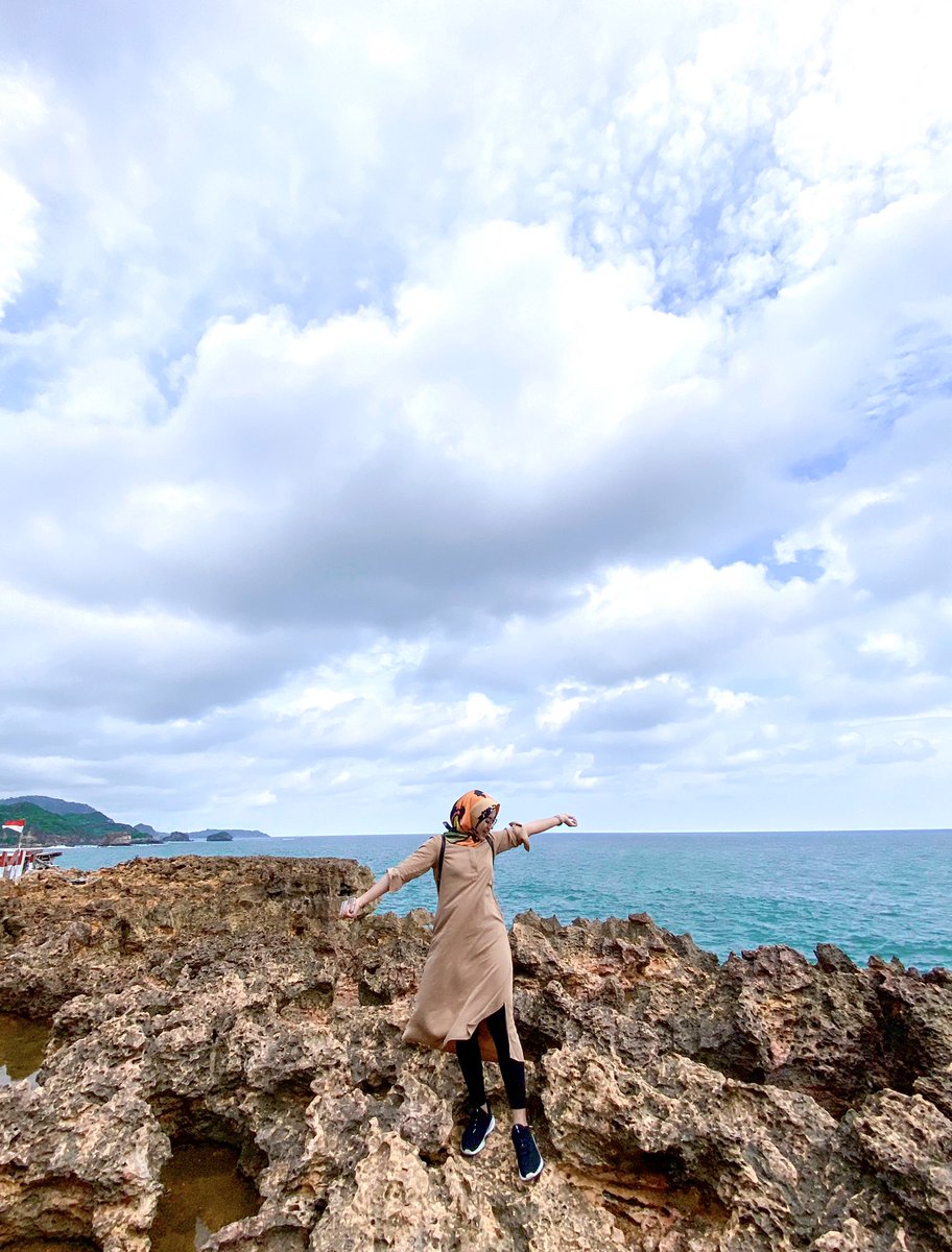 SHarifahhhhs's tweet photo. Pantai Timang .
Ok ni kalau dah sampai sini tapi tak pergi memang rugi. Cantik gila. And jantung terkeluar kejap. 😂🤣
#timangbeach #travelindonesia https://t.co/PmXhj5JVmz