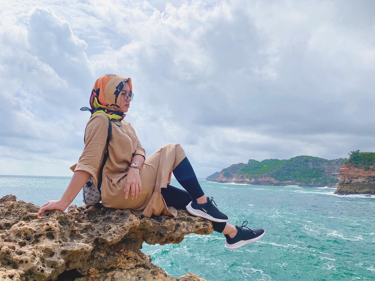 SHarifahhhhs's tweet photo. Pantai Timang .
Ok ni kalau dah sampai sini tapi tak pergi memang rugi. Cantik gila. And jantung terkeluar kejap. 😂🤣
#timangbeach #travelindonesia https://t.co/PmXhj5JVmz