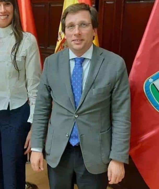 _iMperfectB's tweet image. +Tienes novia?
- Sí pero va a otro cole, no la conoces