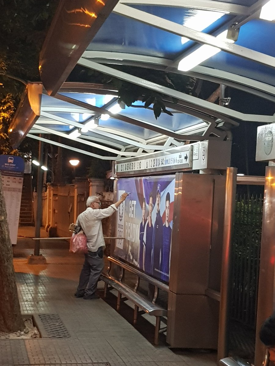 DarkJonas1's tweet photo. เจอมือเขียนป้ายรถเมล์ละ รถเมล์สาย 93 🚎 โดนคุณตาแกเอาไม้เคาะไปหนึ่งที นี่กลัวโดนไม้ฟาดเลยเดินหนีมาตั้งหลัก 🤫 #CUassemble #เกียมอุดมไม่ก้มหัวให้เผด็จการ https://t.co/Oir3N3EU7V