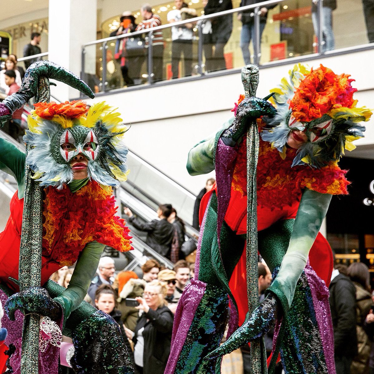These vibrant characters are a perfect #walkabout act to celebrate any colourful occasion. Fun and cheeky with a #carnival feel, the dragons are as bright as they are beautiful.
#stiltwalker #carnivalentertainment #corporateevents #ukevents #londonevents #qatarevents #dohaevents