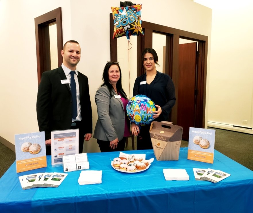MariaPasicPNC's tweet photo. It's #PaczkiDay in #Chicago which means that our @PNCBank leadership team is out & about visiting our local branches & bringing some #sweet & #salty snacks to our staff across #Chicagoland as part of our
π #ColleagueAppreciationDay π
#workplacewellness #LifeatPNC https://t.co/dujgGcB2Yg