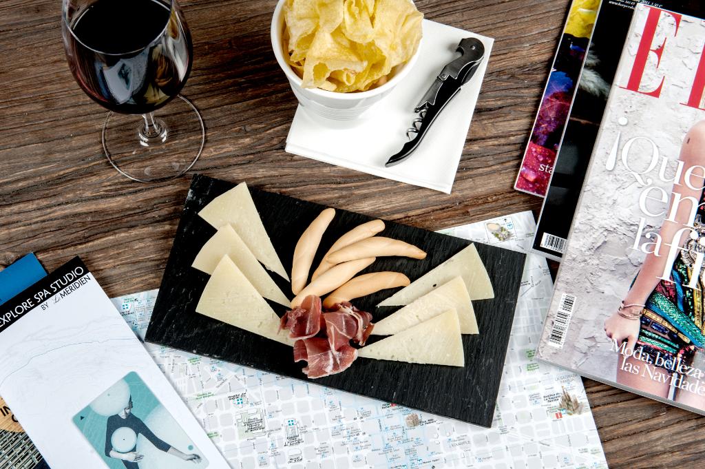 Wine and cheese make the perfect pair. This is why there is a Wine and cheese official day... today!

El vino y el queso son la pareja perfecta. Es por eso que existe el día oficial del vino y el queso... ¡hoy!

#lepopcocktailbar #meeteatdrinknrepeat #wineandcheese #barcelona