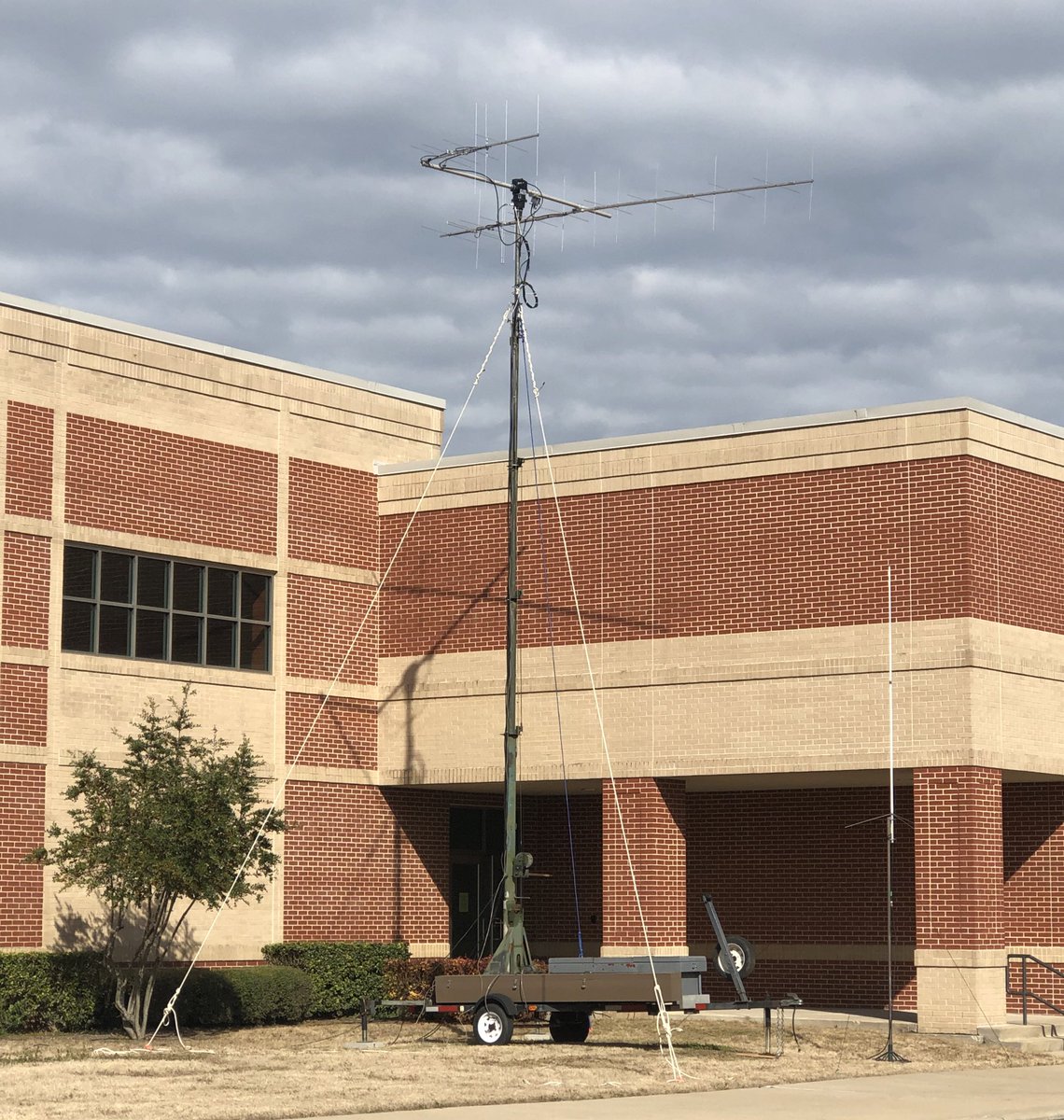 ktbrdn's tweet photo. Counting down to our talk with @AstroDrewMorgan 😁😁😁 #rockwallelemsci @ARISS_status @ISS_Ham_Radio @rockwallschools Listen live at https://t.co/wFAeZG6PjD https://t.co/GMlGMsNz2C