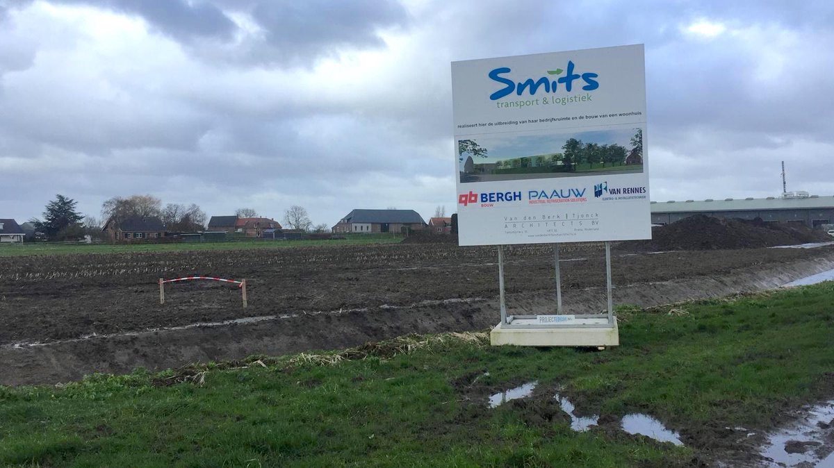 In #Strijen wordt gebouwd aan de uitbreiding van de bedrijfshal van Smits transport &amp; logistiek en aan een nieuw woonhuis. Wij plaatsten dit #projectbord om het publiek te informeren over de werkzaamheden. signmatch.nl/uitgelicht/pro…