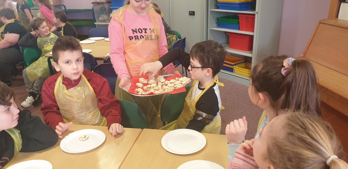 MissMcCallum19's tweet photo. Our favourite part - tasting! Much to our surprise (we didn't think we would like them), we gave the salmon boats 9/10 as well as the other courses. #MaxInTheMiddle #TastyTuesday https://t.co/wt4n7csA7F