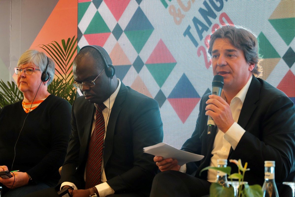 UCLG_OpenGov's tweet photo. .@JavierAyalaO, Alcalde de Fuenlabrada, habla del trabajo de @UCLG_OpenGov  y del fomento de capacidades de los #GobLoc para construir territorios transparentes, responsables e inclusivos y promover mecanismos de participación y co-creación de soluciones de desarrollo. #UCLGMeets https://t.co/XpRgOltkd6