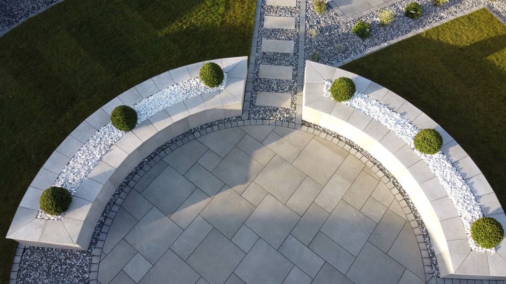 BradstoneUK's tweet photo. What a stylish garden makeover by Bradstone Assured installer @leeharveydesign using the new Natural Granite Sawn and Flamed setts to edge the patio https://t.co/Or3bV4fqNE #qualityassured #transformationtuesday https://t.co/nKuEojK7EC