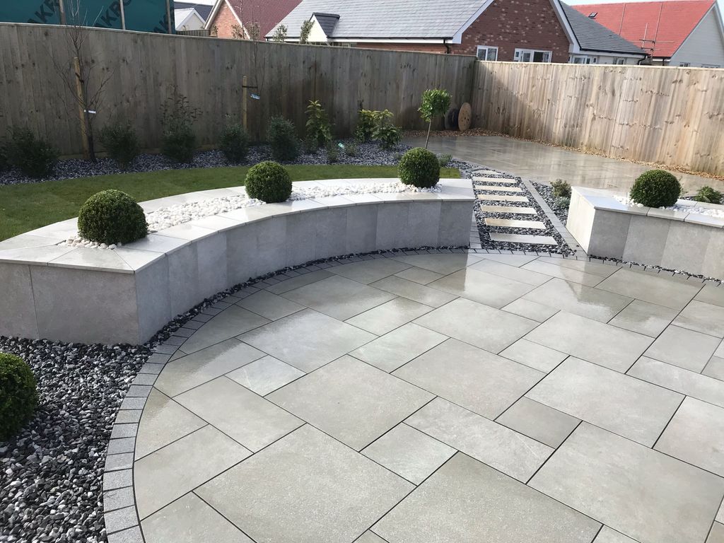 BradstoneUK's tweet photo. What a stylish garden makeover by Bradstone Assured installer @leeharveydesign using the new Natural Granite Sawn and Flamed setts to edge the patio https://t.co/Or3bV4fqNE #qualityassured #transformationtuesday https://t.co/nKuEojK7EC