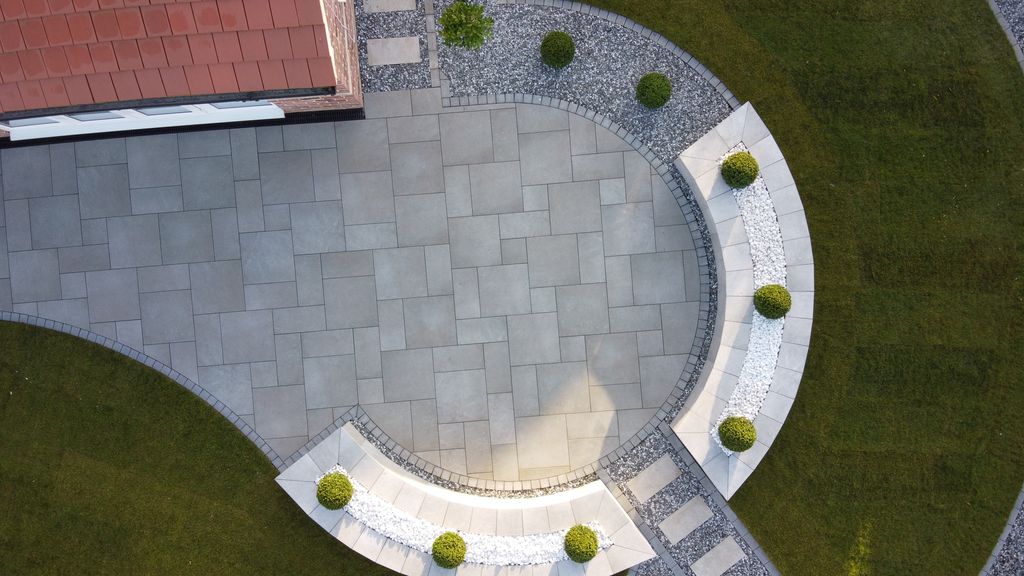 BradstoneUK's tweet photo. What a stylish garden makeover by Bradstone Assured installer @leeharveydesign using the new Natural Granite Sawn and Flamed setts to edge the patio https://t.co/Or3bV4fqNE #qualityassured #transformationtuesday https://t.co/nKuEojK7EC