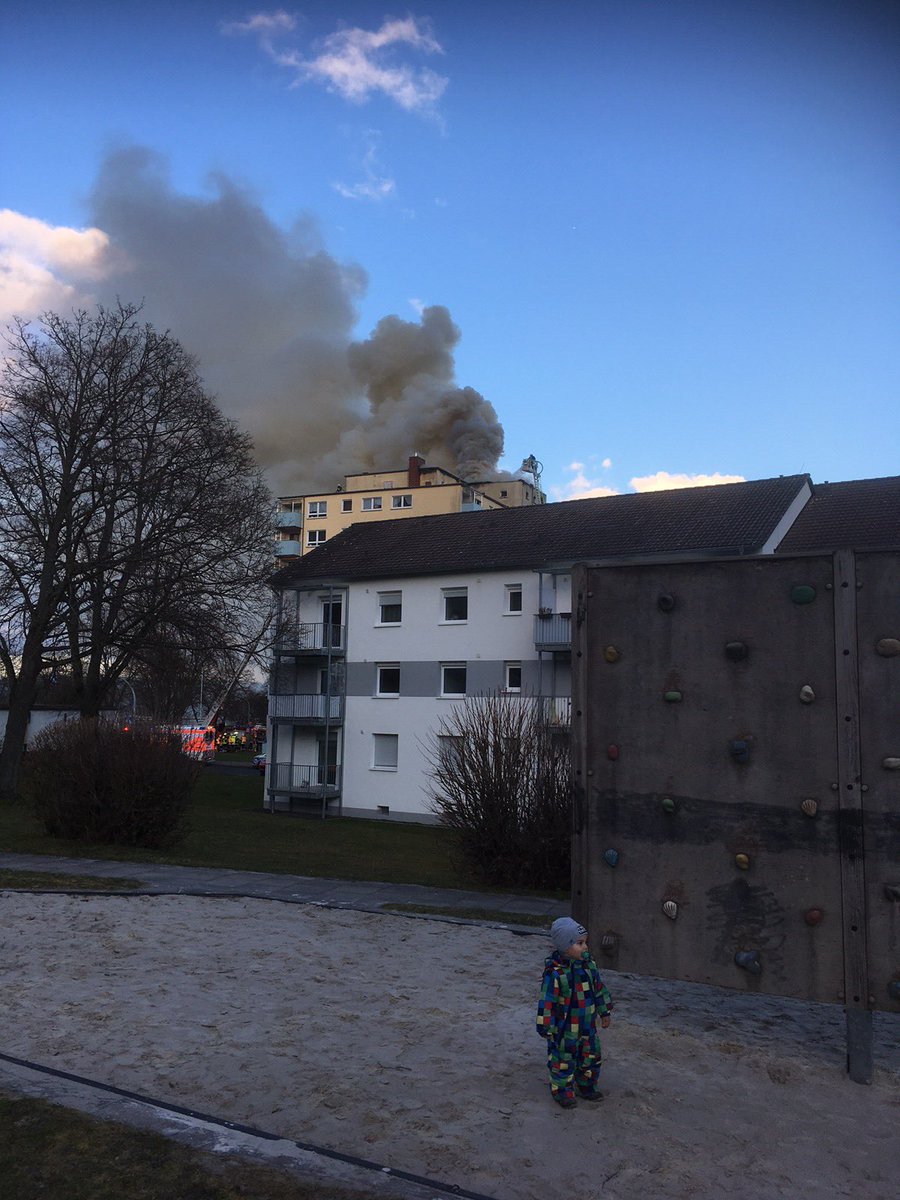 Veusberg's tweet photo. Brand im #Degerfeld in #Butzbach. https://t.co/BUOY7COU2f