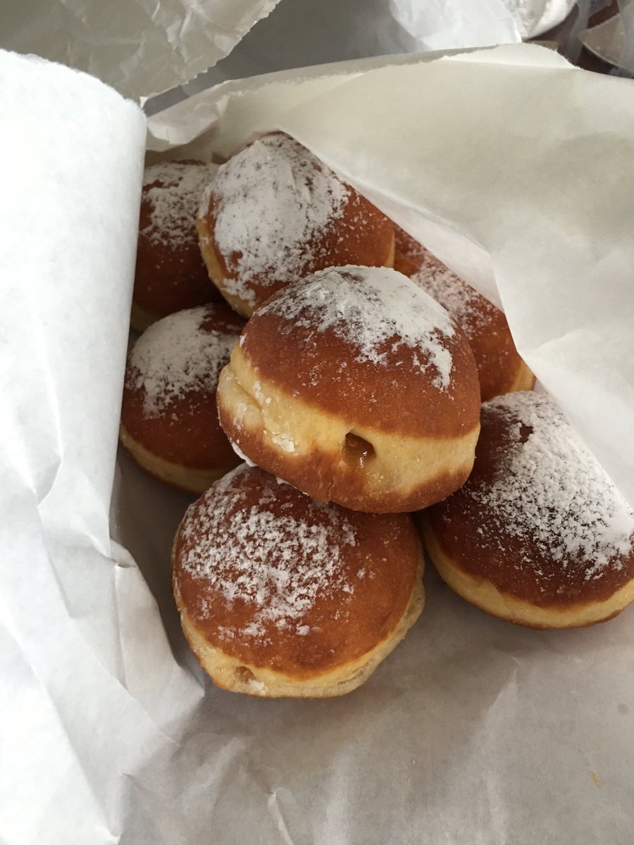 eurolanguageAT's tweet photo. #Krapfen, #Berliner, #Puffel oder #Kreppel? Eine Kundin hat uns die hier heute, am #Faschingsdienstag, mitgebracht! MMMHHHH - Wie schön, wir freuen uns sehr!🥰 🙏 https://t.co/YPg0kWIVxU