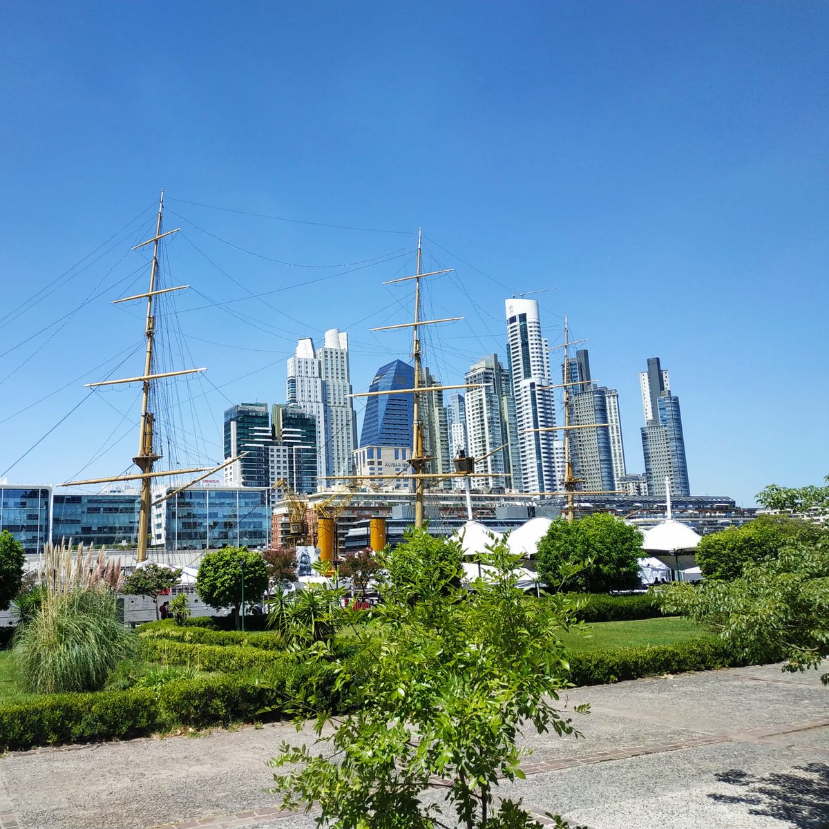 🇦🇷¡Qué bonito está siendo este viaje completo por #Sudamérica a bordo del #CoralPrincess!

🌇Seguimos en #BuenosAires y hemos podido verla belleza del edificio de la Ópera,Puerto Madero, el Obelisco y la Catedral.

😍¡Ojalá que este viaje durase para siempre! 

#viajesmundomar