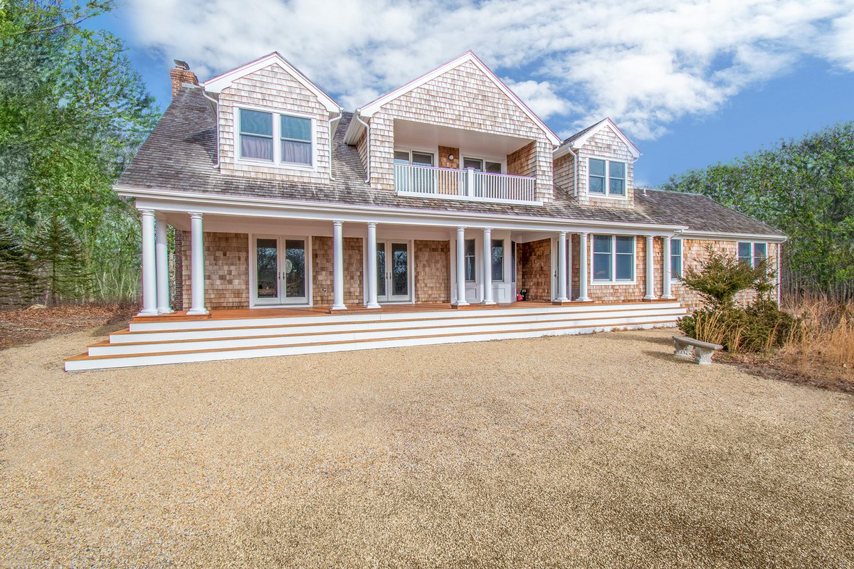 MarthaGundersen's tweet photo. Just Listed. 14 Katie Lane, Amagansett for $2,100,000. Stylish traditional featuring 4 bedrooms, 3.5 baths and is sited on 1.14 acres. Close to bay &amp; ocean beaches. 

https://t.co/q9A6G2QhYc

#justlisted #14katielane #thehamptons #hamptons #realestate #hamptonsrealestate #luxury https://t.co/6hFTS9bEoQ