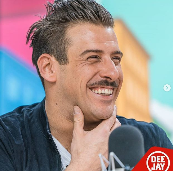 Sara2211___'s tweet photo. Tweet di apprezzamento per la bellezza del sorriso e delle espressioni di @frankgabbani 😍😭💕

#francescogabbani #deejaychiamaitalia #cuoregrandissimo #sorrisoneimmenso #quantoseibello 💕 https://t.co/HPliNmN3Ct
