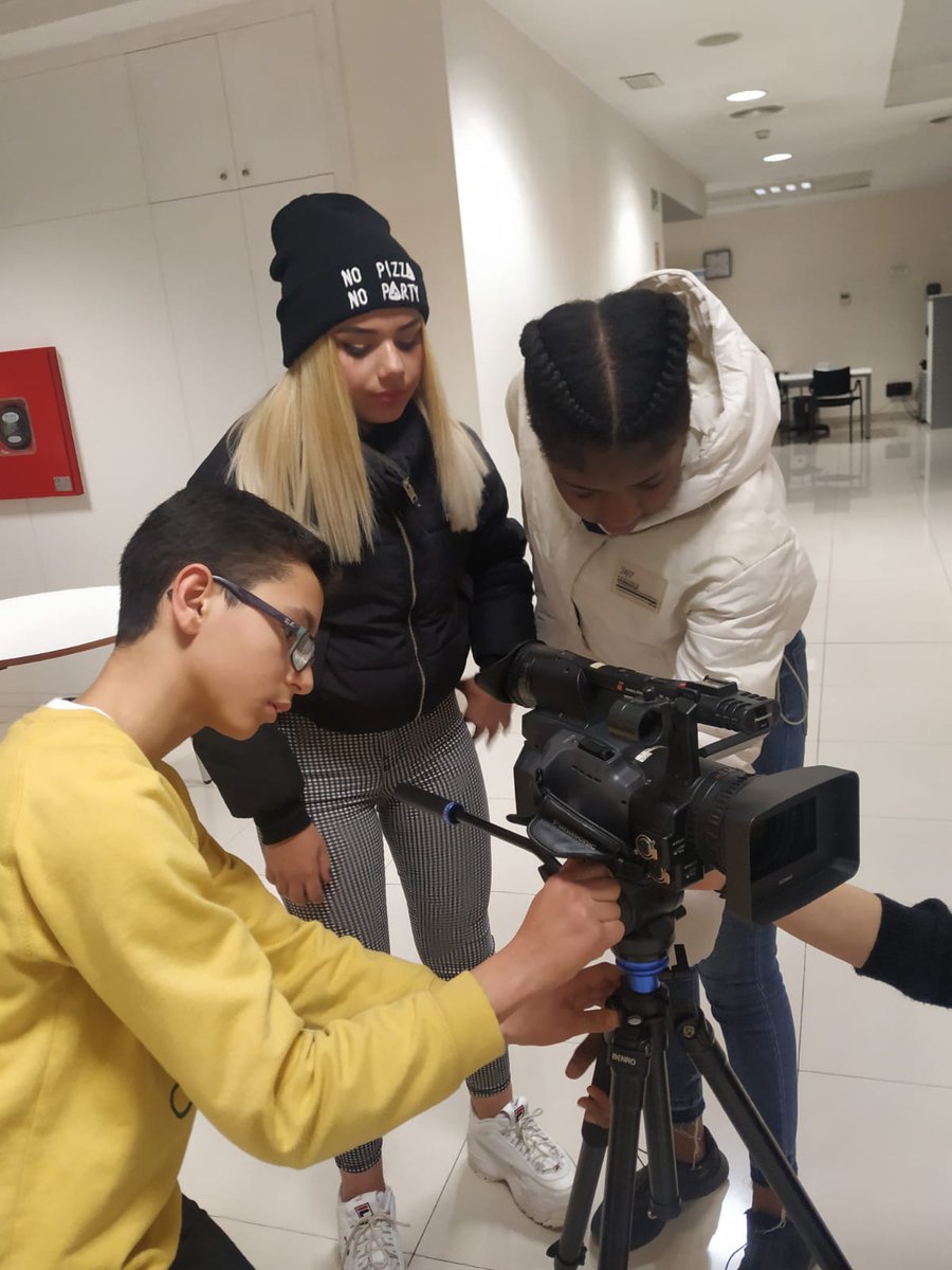 FCLP_Fundacio's tweet photo. 👧👦 #PedreraArtLab

Els nois o noies #PAEdu #Girona ja han començat a familiaritzar-se amb la càmera i el llenguatge audiovisual. Comencen a preparar la seva peça per a la propera edició #cinemaencurs amb la cineasta @alba_cros i @abaoaqu_ 

👉https://t.co/6D7ahAjFxQ https://t.co/MK1GYeqI94