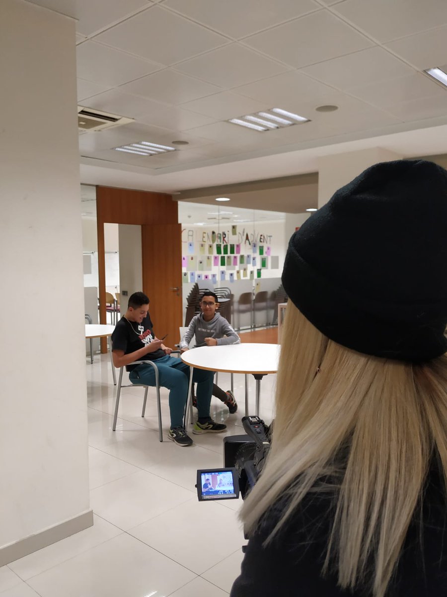 FCLP_Fundacio's tweet photo. 👧👦 #PedreraArtLab

Els nois o noies #PAEdu #Girona ja han començat a familiaritzar-se amb la càmera i el llenguatge audiovisual. Comencen a preparar la seva peça per a la propera edició #cinemaencurs amb la cineasta @alba_cros i @abaoaqu_ 

👉https://t.co/6D7ahAjFxQ https://t.co/MK1GYeqI94