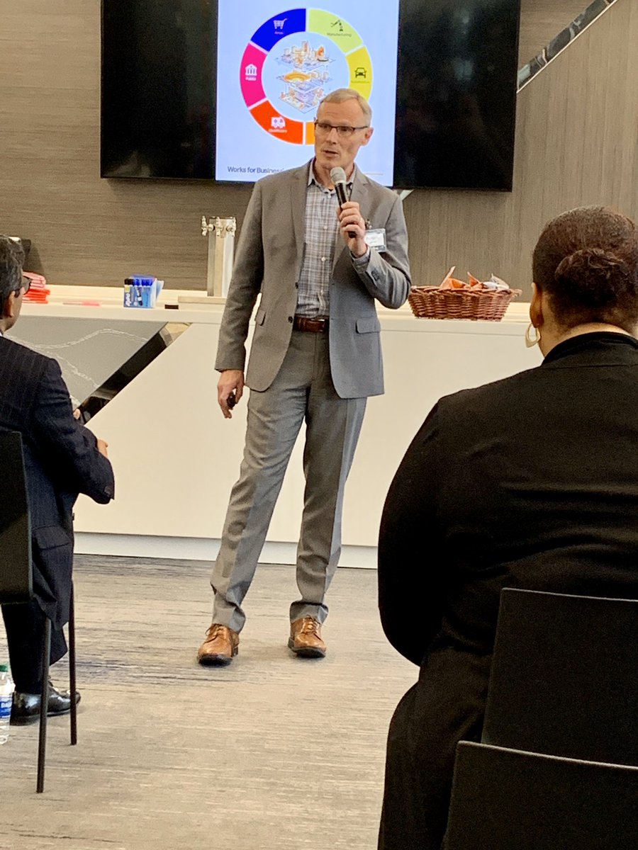 .@sprint’s Tim Johnson leads session on #5G use cases, incl video surveillance/analytics (parking, traffic, congestion, safety), drones (emergency response, pkg delivery), EV charging, AV/robots, etc. during <a href="/RocketFiber/">Rocket Fiber</a>’s #Detroit5GAlliance event. #mobility