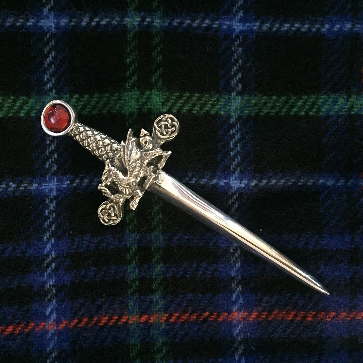 🏴󠁧󠁢󠁷󠁬󠁳󠁿🏴󠁧 Happy #StDavidsDay 🏴󠁧󠁢󠁷󠁬󠁳󠁿🏴󠁧
Did you know that there are #Welsh #tartans? 

We offer a variety of products such as #kilts, ties and ribbons in Welsh tartans.

View all Welsh products: clan.com/departments/we…