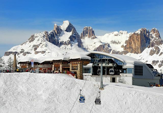 Chalet Valbona: lunch with an amazing view

#letitsnow #winterwonderland #dolomitesmountain #mountainslovers #mountainscalling #mountainstyle #wintermood #luxuryworldtraveler #romanticescape #travelcouples #skiferien #winterurlaub #relax_time  #benessere #montagna #mountains…