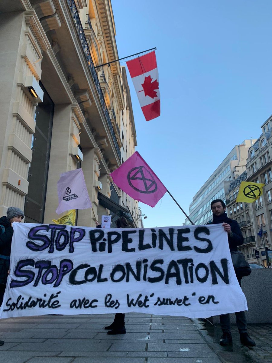 Action de solidarité devant le <a href="/cc_canadien/">Centre culturel canadien/Canadian Cultural Centre</a> à #Paris pour apporter notre soutien aux Premières Nations du Canada dans leurs luttes pour défendre leurs territoires contre les gazoducs et les pipelines 🇨🇦 #WetsuwetenStrong #WetsuwetenSolidarity